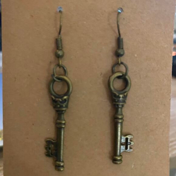 Antique style look bronze key dangle earrings - Picture 2 of 4
